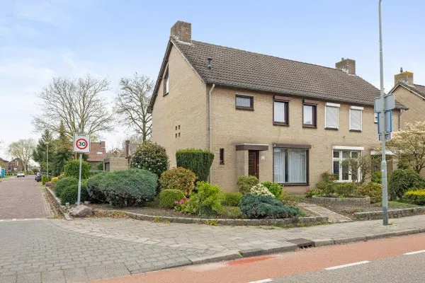 Twee-onder-één-kap te koop: Pastoor Leursstraat 25, Maasbree