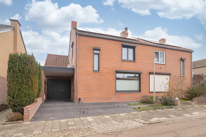 Twee-onder-één-kap te koop: Pastoor Scheepersstraat 4, Berg Berg En Terblijt