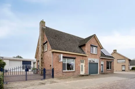 Tussenwoning te koop: Pastoor van Akenstraat 24, Vlijmen-Dorp Vlijmen