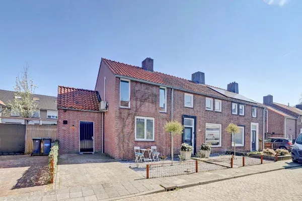 Twee-onder-één-kap te koop: Pastoor van Akenstraat 8, Vlijmen-Dorp Vlijmen