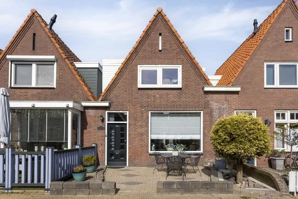 Tussenwoning te koop: Pastoor van der Weidenstraat 12, Volendam