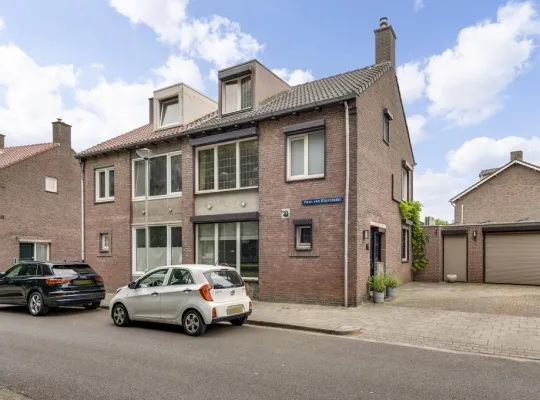 Twee-onder-één-kap te koop: Pastoor van Eijsstraat 11, Geleen-Centrum Geleen