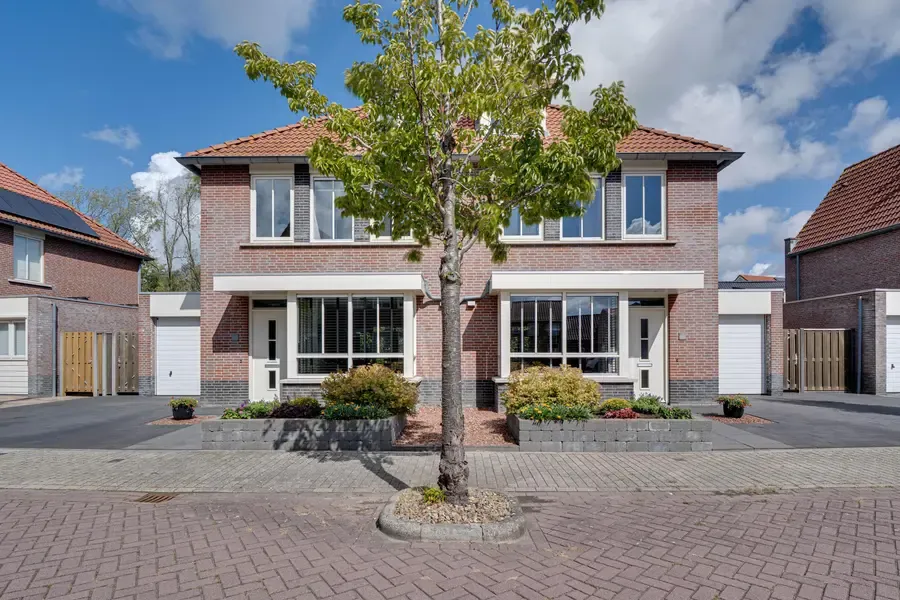 Twee-onder-één-kap te koop: Pastorietuin 12, Ooltgensplaat