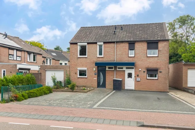 Twee-onder-één-kap te koop: Pasweg 52, Landgraaf
