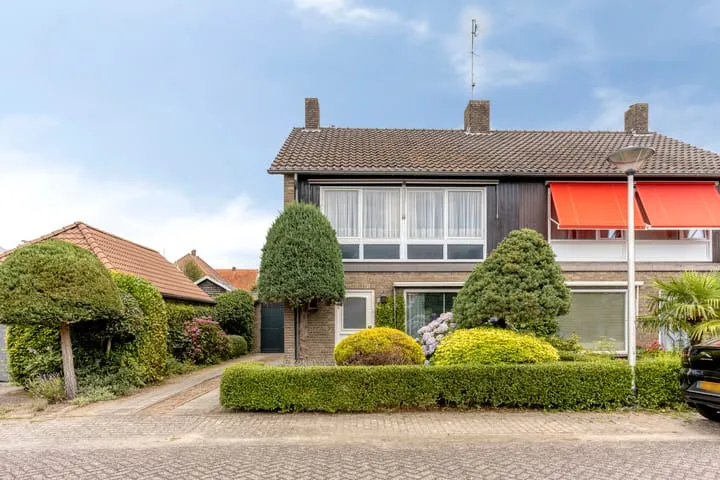 Twee-onder-één-kap te koop: Pater Bollenstraat 8, Helmond