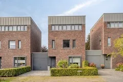 Tussenwoning te koop: Pater Hubertuscour 5, Geleen