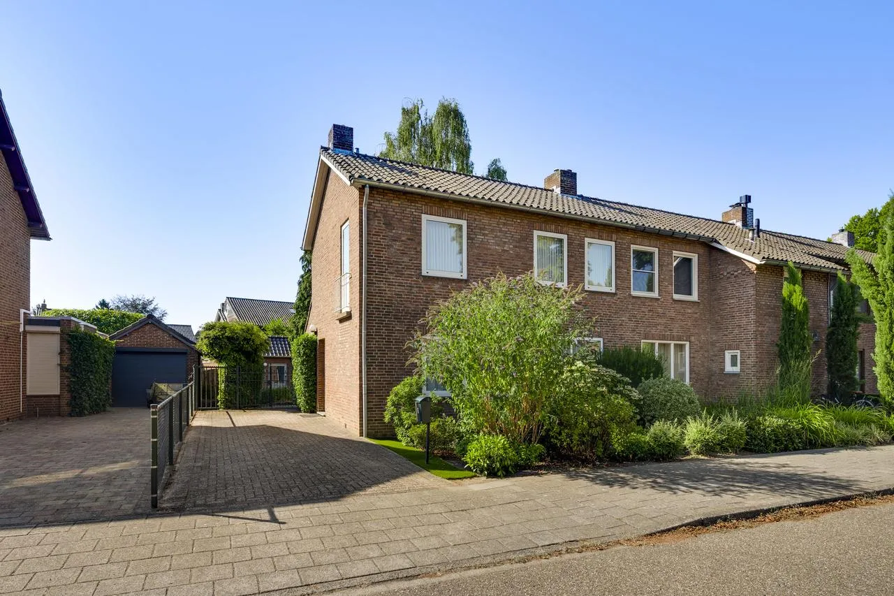 Hoekwoning te koop: Pater van den Heuvelstraat 6, Roermond