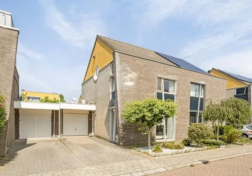 Tussenwoning te koop: Paul van Zeelandstraat 10, Herten Herten