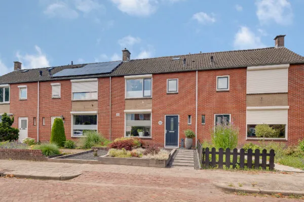 Terraced house for sale: Paulus Potterstraat 18, Bloemen-Schilderswijk Nijverdal