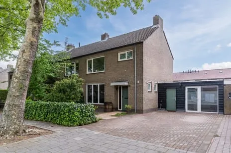 Tussenwoning te koop: Paulus Potterlaan 25, Bloemvelden Helmond