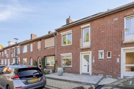 Tussenwoning te koop: Paus Leo XIII plein 7, Heugemerveld Maastricht
