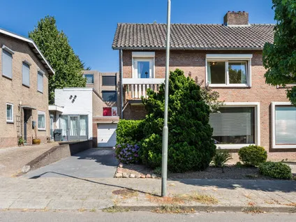 Twee-onder-één-kap te koop: Penrisstraat 17, Oud-Geleen en Haesselderveld Geleen