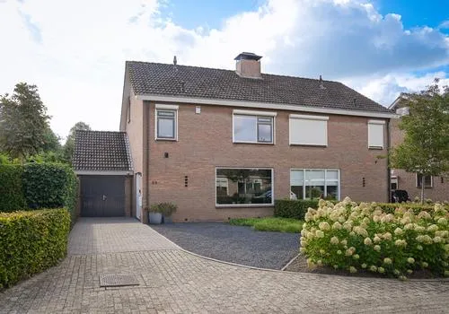 Twee-onder-één-kap te koop: Perzikstraat 38, Kern Beneden-Leeuwen Beneden-Leeuwen