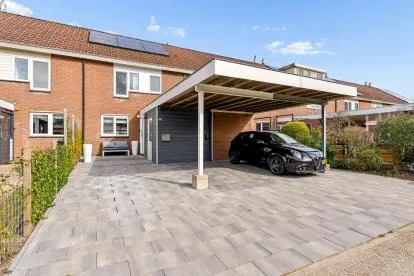 Tussenwoning te koop: Petmolenstraat 28, Almere