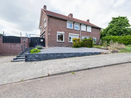 Twee-onder-één-kap te koop: Petrus Dondersstraat 11, Pronsebroek Heerlen