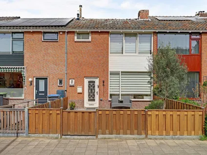 Tussenwoning te koop: Petuniapad 6, Hoogwerf-Noord Spijkenisse