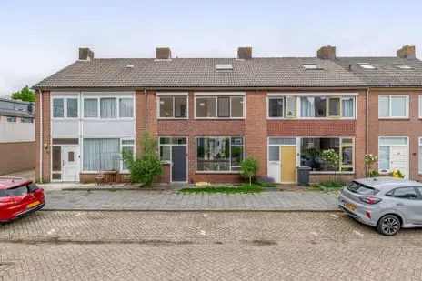 Tussenwoning te koop: Petuniastraat 39, t Ven Rosmalen