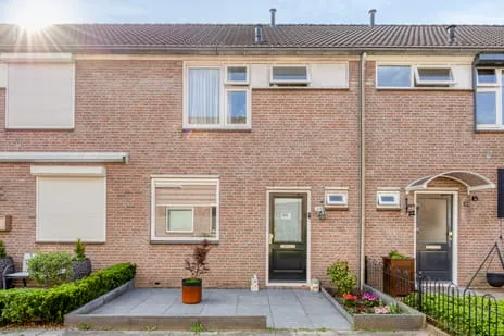 Tussenwoning te koop: Philip van Almondestraat 10, De Kruiskamp 'S-Hertogenbosch