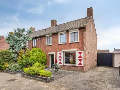 Twee-onder-één-kap te koop: Philips Willemstraat 15, Dinteloord Dinteloord