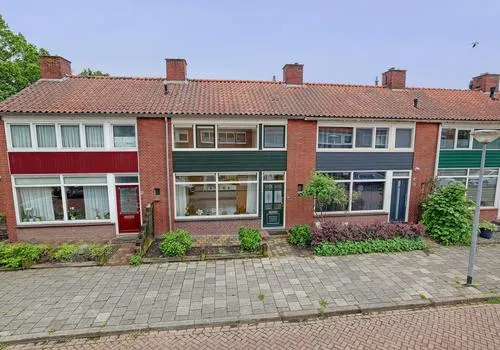 Tussenwoning te koop: Piet Heinlaan 4, Zeeheldenbuurt Winschoten