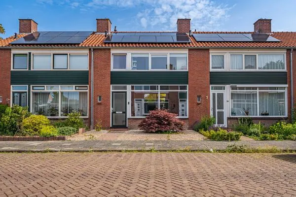 Terraced house for sale: Piet Heinlaan 9, Zeeheldenbuurt Winschoten