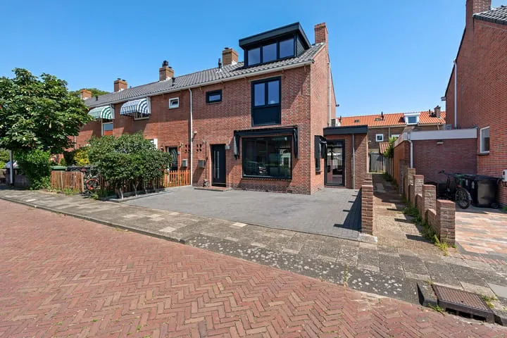 Corner house for sale: Piet Leffertsstraat 31, Brederode- Gerkestraat e.o. Zandvoort