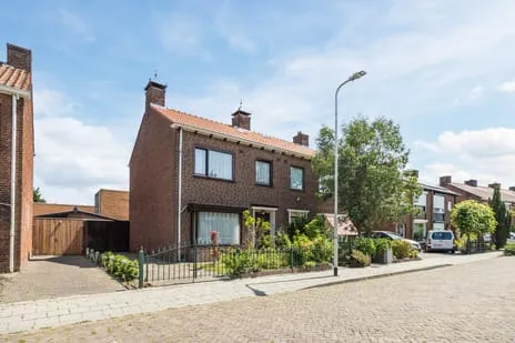 Twee-onder-één-kap te koop: Piet Heijnstraat 18, Spoorstraat-Van Coothlaan Roosendaal