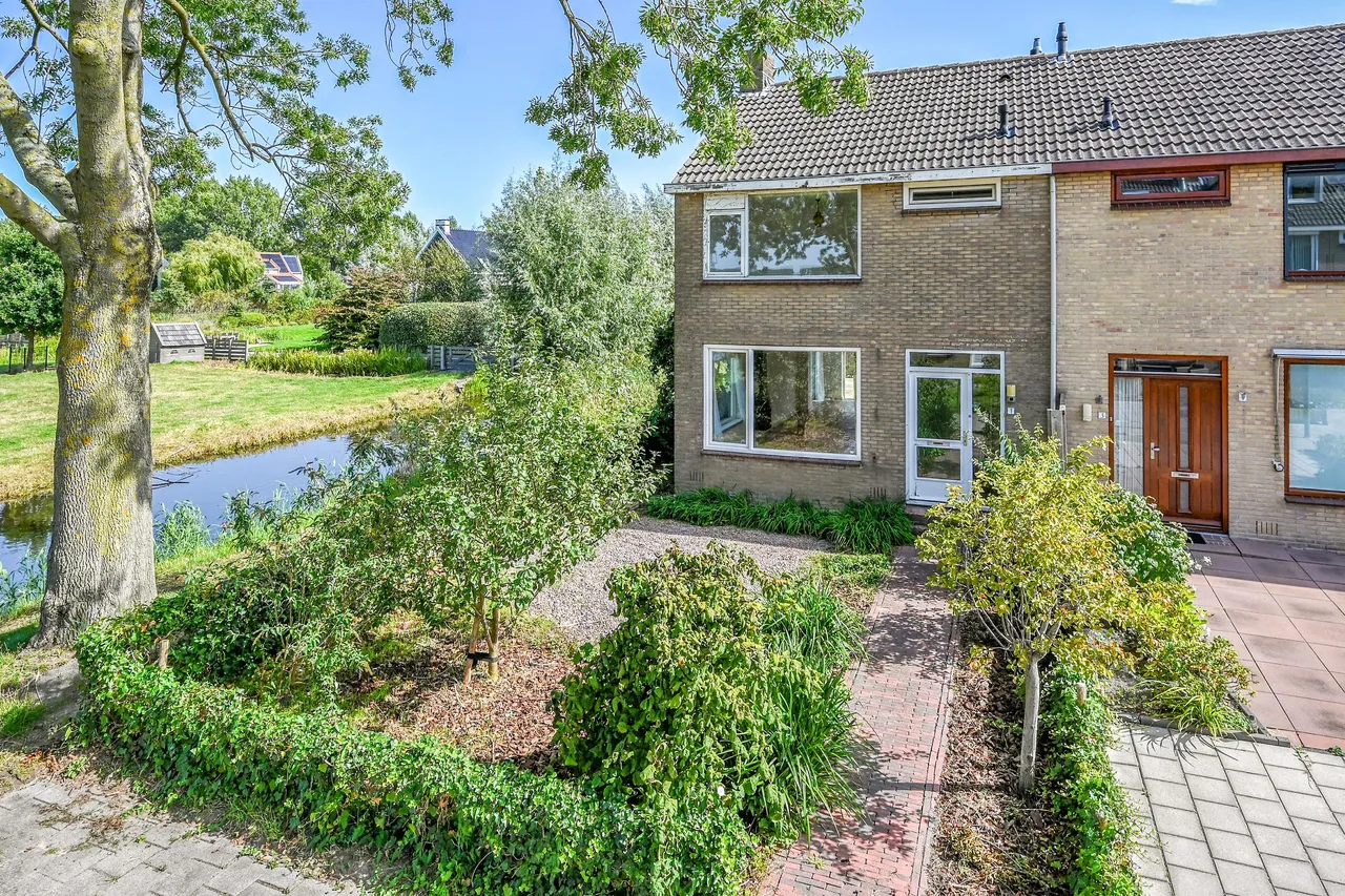 Hoekwoning te koop: Pieter de Hooghlaan 1, Nederhorst Den Berg