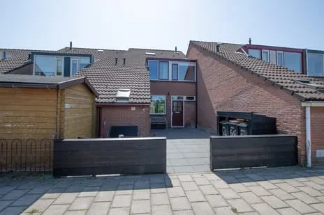 Terraced house for sale: Pieter Dekkerstraat 64, Winkel ten zuidoosten van de Dorpsstraat Winkel