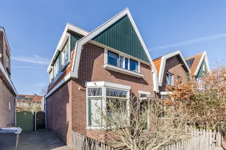 Twee-onder-één-kap te koop: Pieter Jelles Troelstralaan 131, Bomenbuurt Oost Zaandam