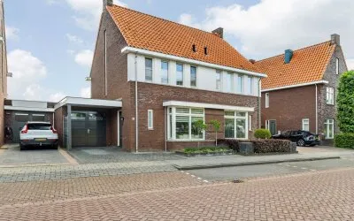 Tussenwoning te koop: Pioenroos 6, Verspreide huizen ten zuiden van Hoeven Hoeven