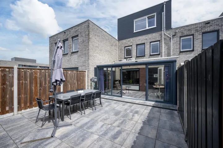 Tussenwoning te koop: Piranesistraat 73, Tussen de Vaarten Z.- Zuidwest Almere