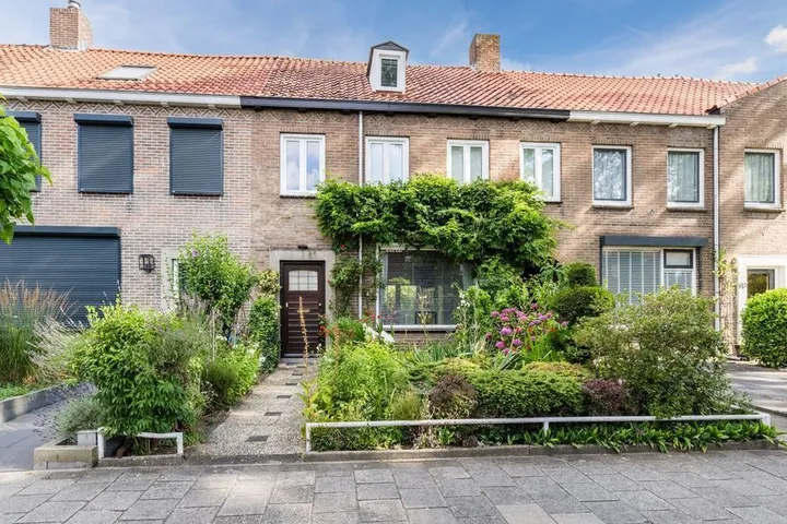 Tussenwoning te koop: Pius X-straat 39, Centrumgebied Oost Rijen Rijen