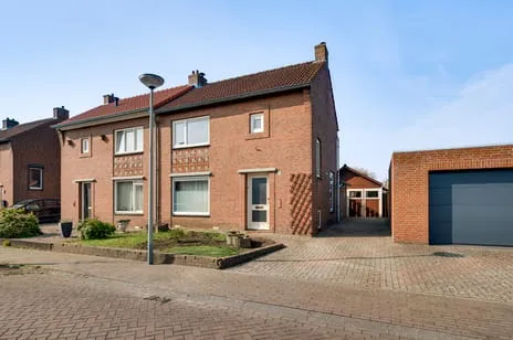 Twee-onder-één-kap te koop: Plantsoenstraat 1, Linne Linne