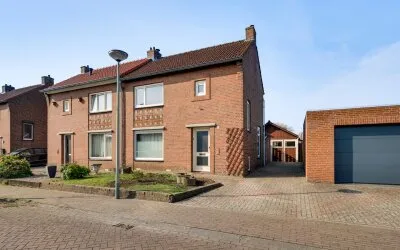 Twee-onder-één-kap te koop: Plantsoenstraat 1, Linne Linne