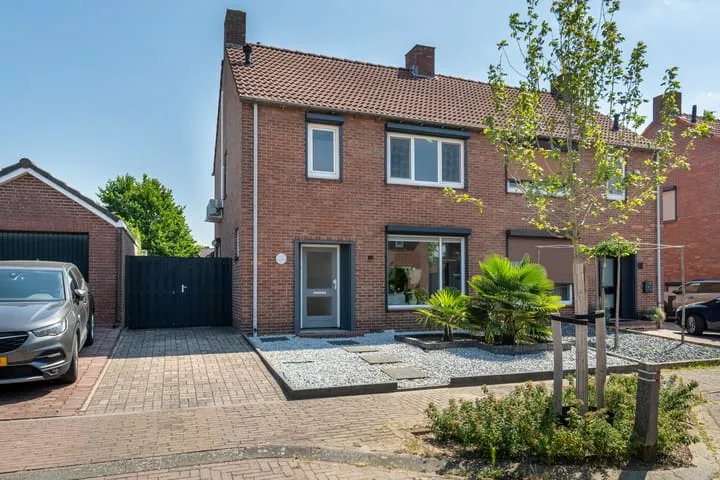 Twee-onder-één-kap te koop: Plantsoenstraat 2, Linne Linne