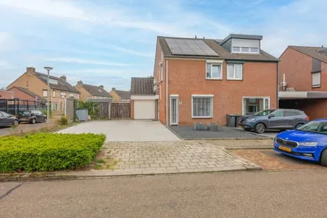 Corner house for sale: Platanendreef 35, De Hemelder Brunssum