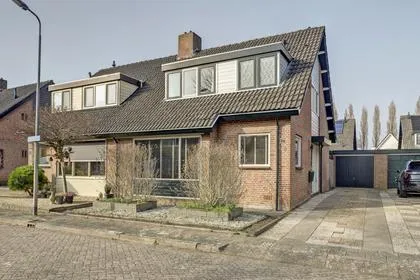 Twee-onder-één-kap te koop: Platanenlaan 6, Hooge Sluis Grootebroek