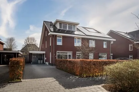 Twee-onder-één-kap te koop: Plesmanhage 10, Emmeloord