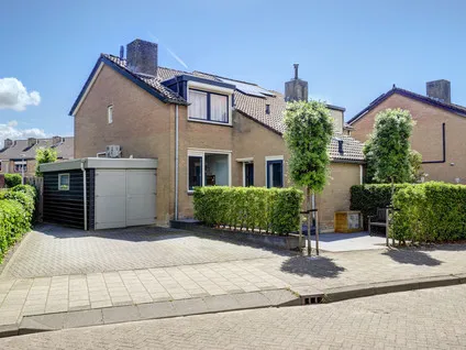 Twee-onder-één-kap te koop: Plevierstraat 1, Strijen Woonkern Strijen