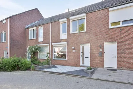 Tussenwoning te koop: Pliniushof 25, Daalhof Maastricht
