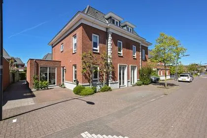 Twee-onder-één-kap te koop: Pluimgraaf 10, Waterrijk West Assendelft
