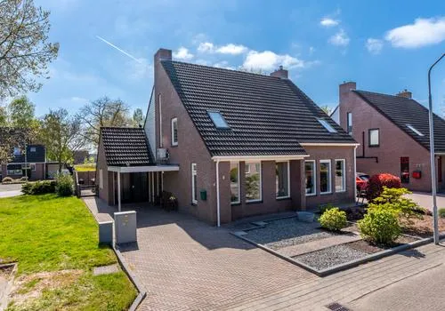 Twee-onder-één-kap te koop: Pottenbakkersstraat 2, Buitenwoel Veendam