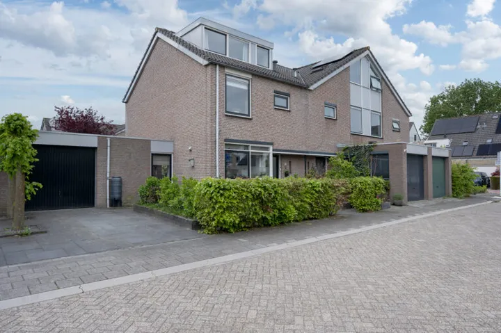 Tussenwoning te koop: Poulencstraat 6, Muziekwijk Z.-Oost Almere