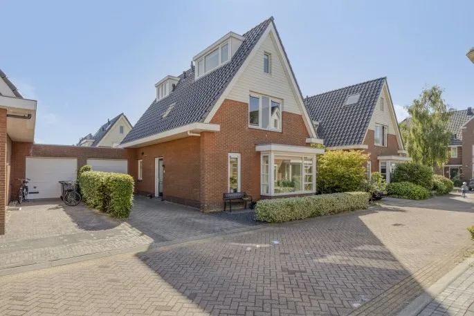 Tussenwoning te koop: Praam 27, Verspreide huizen Oudendijkse polder Woubrugge