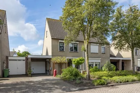 Tussenwoning te koop: President Hopstakenlaan 78, Hoeven Hoeven