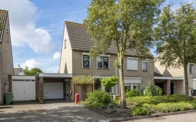 Tussenwoning te koop: President Hopstakenlaan 78, Hoeven Hoeven