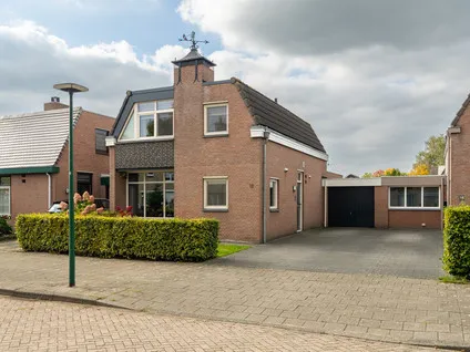 Twee-onder-één-kap te koop: President Kennedyplein 12, Vossenberg (west) Kaatsheuvel