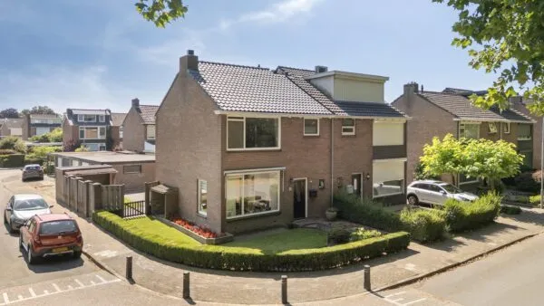 Twee-onder-één-kap te koop: Prins Bernhardstraat 32, Noord Duiven