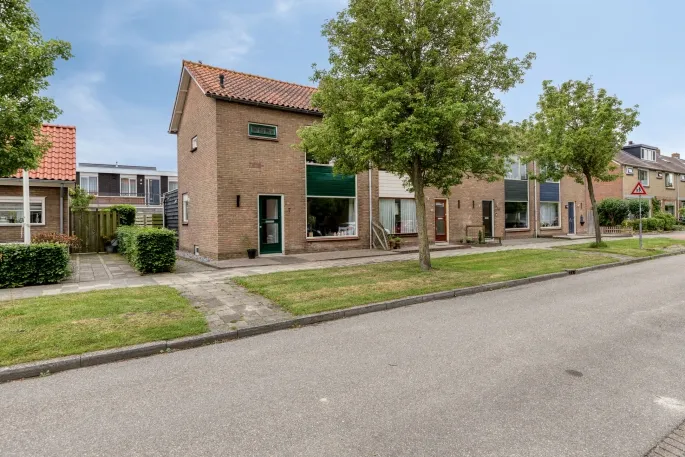 Corner house for sale: Prins Bernhardstraat 7, Goudswaard Woonkern Goudswaard